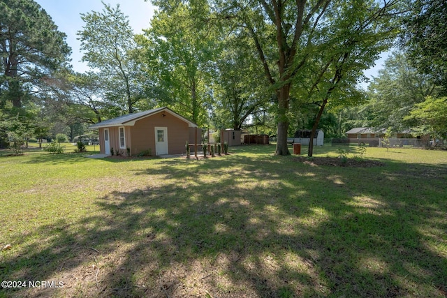 view of yard with a storage unit