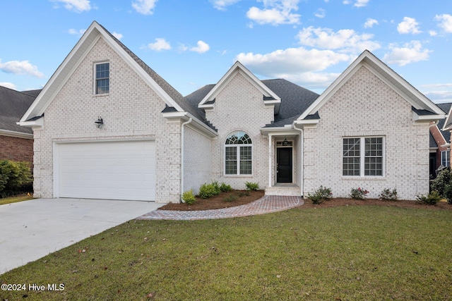 view of front facade featuring a garage and a front yard