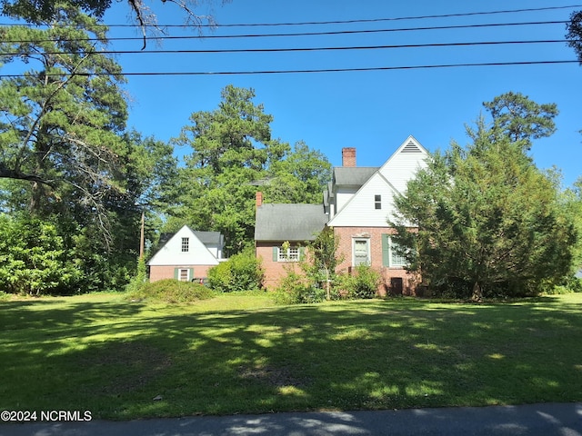 view of front facade featuring a front lawn