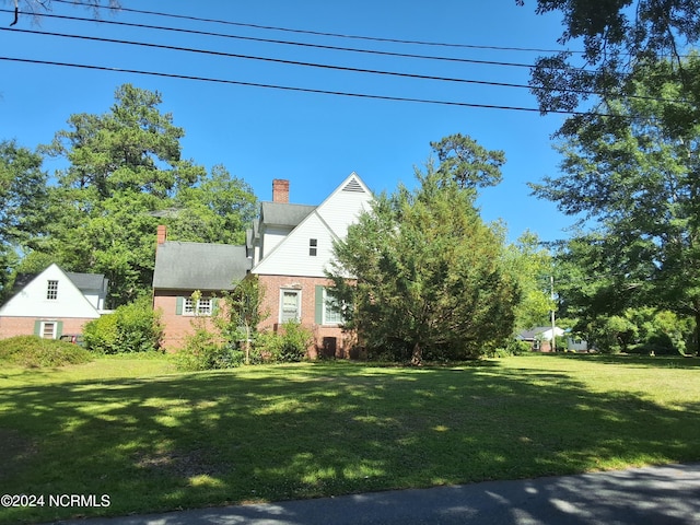 view of front of home with a front lawn