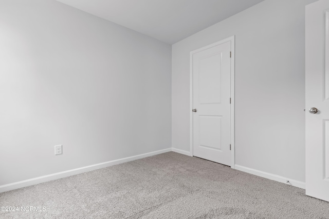 unfurnished room featuring carpet