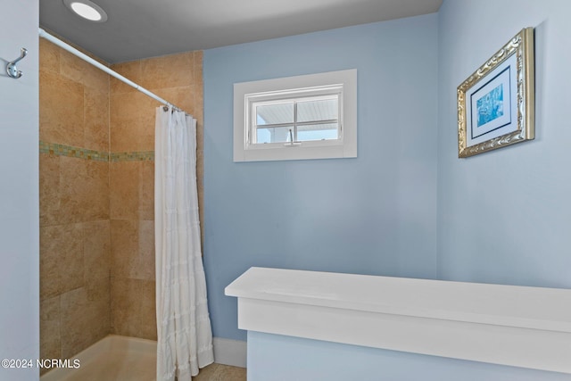 bathroom featuring a shower with shower curtain