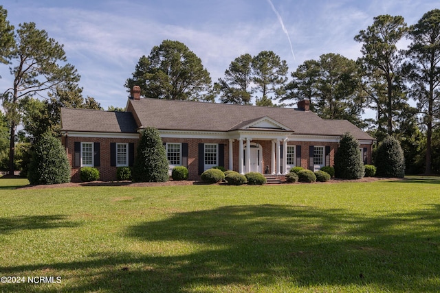 view of front of house featuring a front lawn