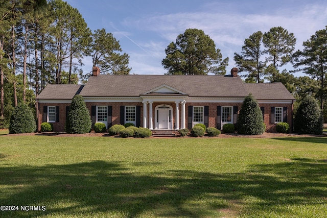 view of front facade featuring a front lawn