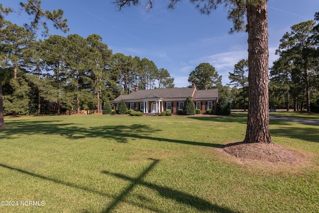 single story home featuring a front lawn