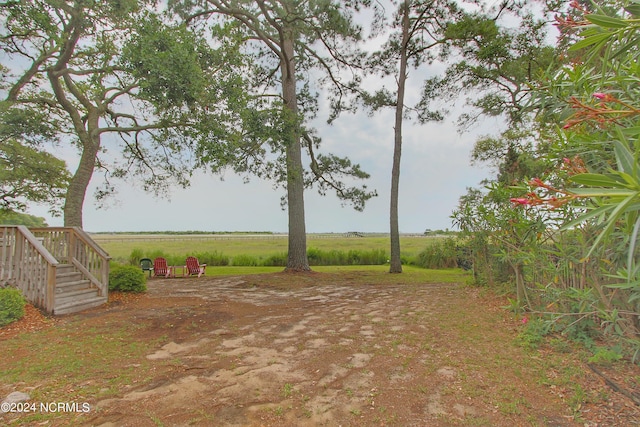 view of yard featuring a rural view