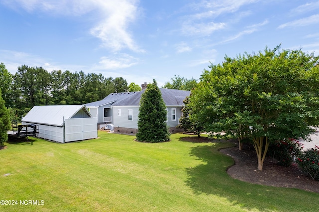 view of yard featuring an outdoor structure