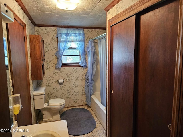 bathroom featuring crown molding, shower / bath combo with shower curtain, toilet, and wallpapered walls