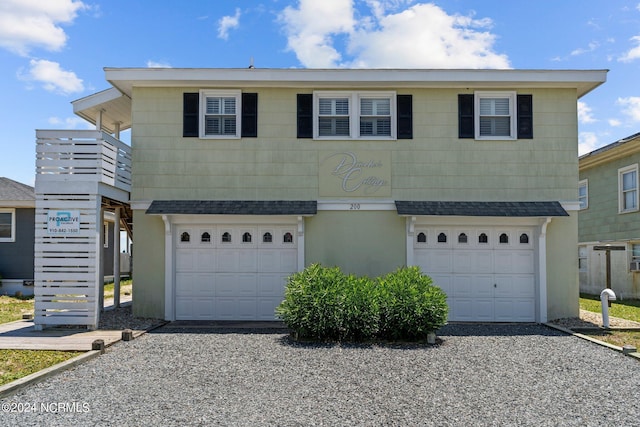 view of front property featuring a garage