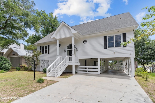 view of front of property featuring a front yard and a carport