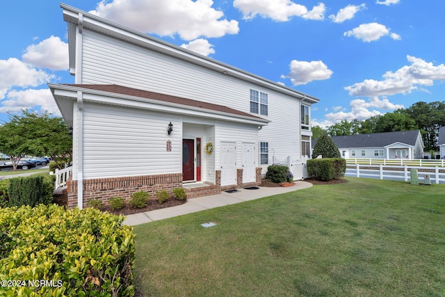 view of front of home featuring a front yard