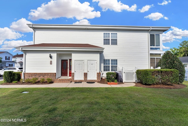 view of front of house featuring a front lawn