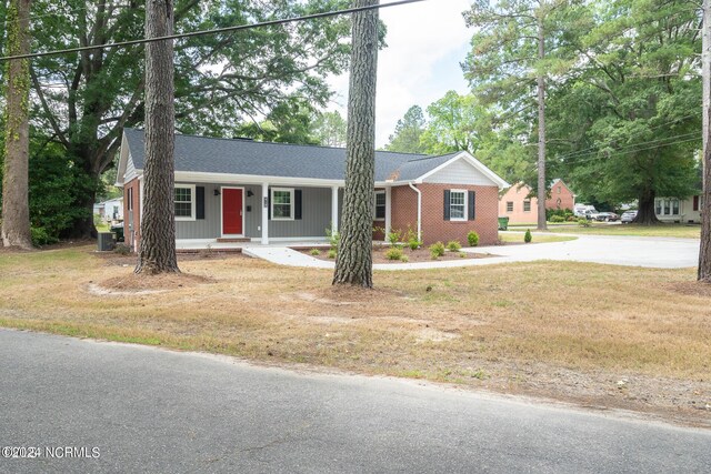 ranch-style home featuring a front yard and a porch