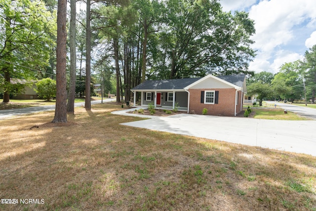 view of front of property with a front yard