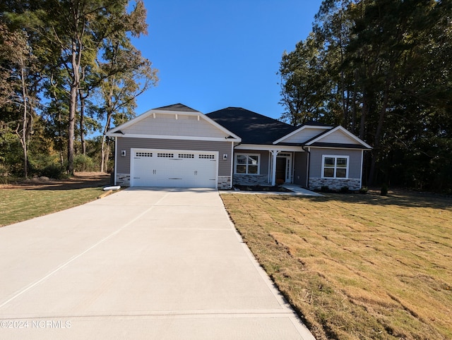 view of front of house featuring a front lawn and a garage