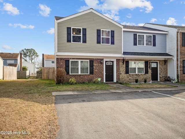 view of front of property featuring a front lawn