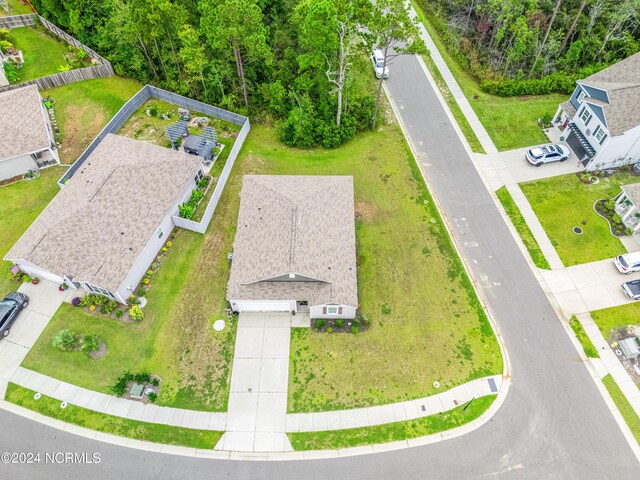 view of front facade with a garage and a front yard