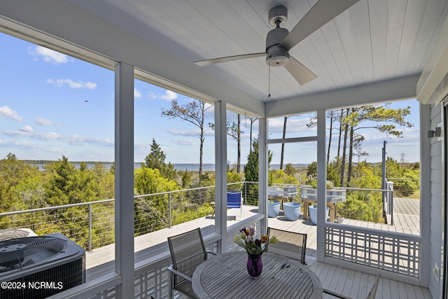 sunroom featuring ceiling fan