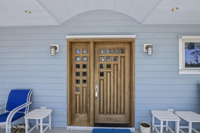 property entrance featuring a porch