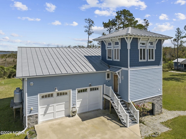 view of front of property featuring a front lawn and a garage