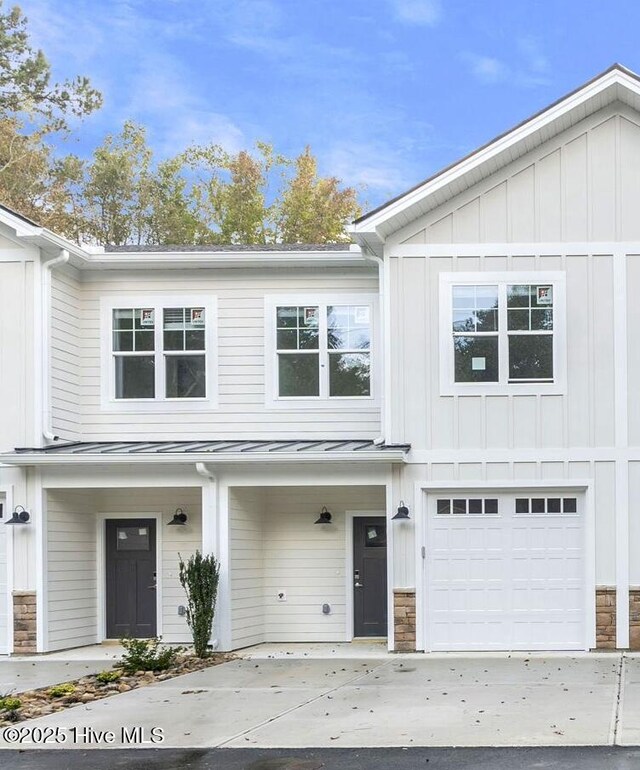 view of front facade featuring a garage