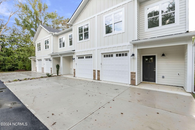 view of front facade with a garage