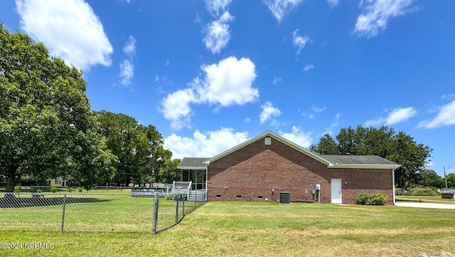 view of side of property featuring a lawn