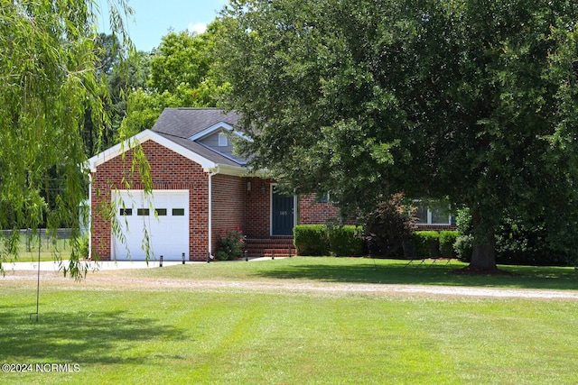 view of front of home featuring a front lawn and a garage