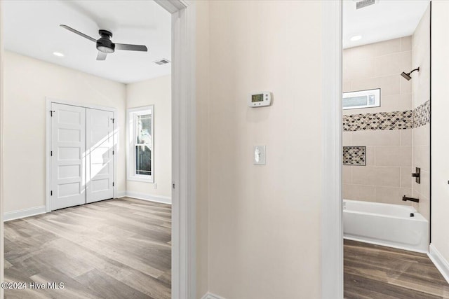 entrance foyer featuring light wood-style floors, ceiling fan, visible vents, and baseboards