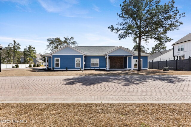 view of front of property featuring fence and a front yard