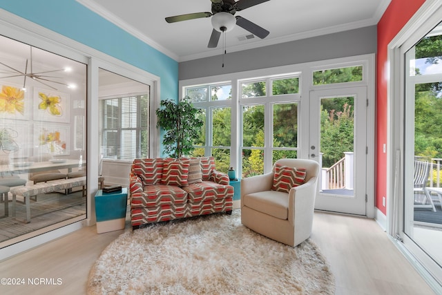 sunroom with ceiling fan