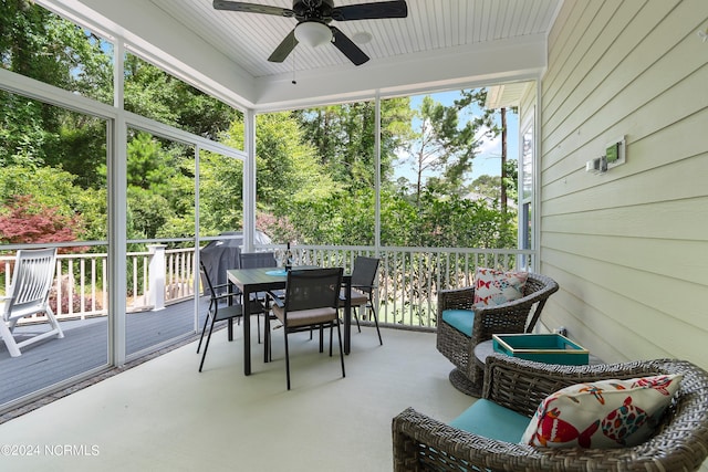 sunroom with ceiling fan