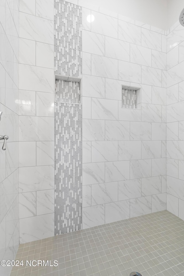 bathroom featuring tiled shower