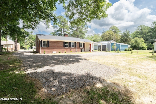 single story home with a front lawn