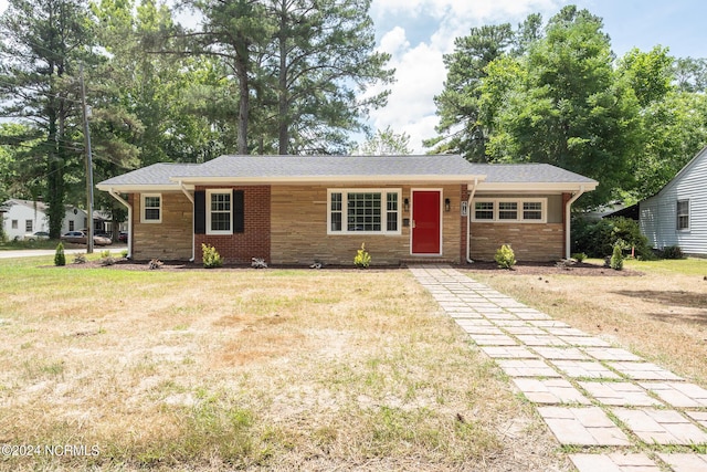 ranch-style house featuring a front yard