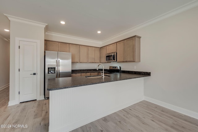 kitchen featuring kitchen peninsula, appliances with stainless steel finishes, crown molding, sink, and light hardwood / wood-style floors