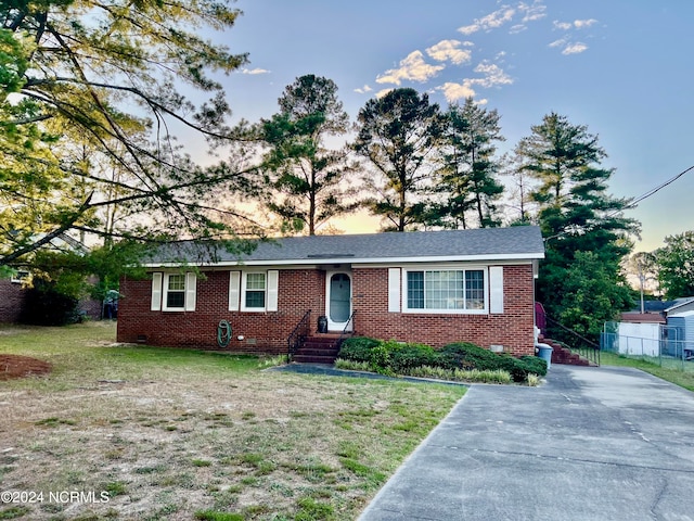 view of front facade featuring a lawn