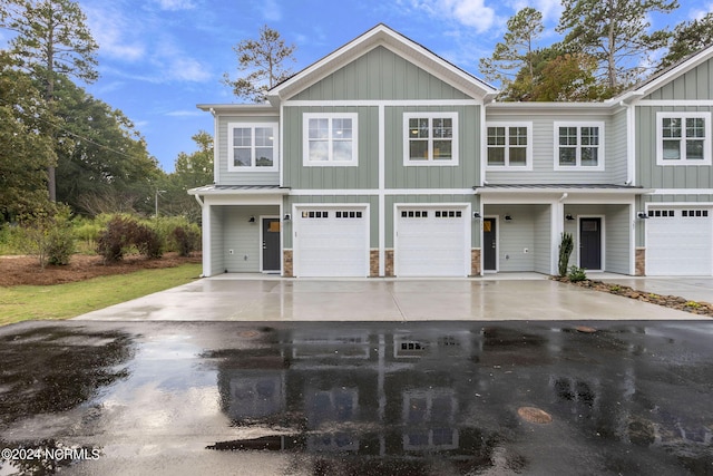 townhome / multi-family property featuring a garage