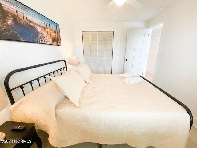 bedroom featuring ceiling fan and a closet