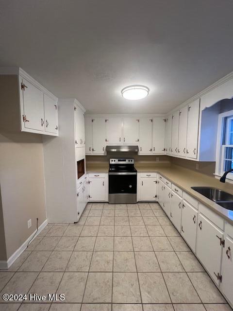 empty room featuring hardwood / wood-style flooring, plenty of natural light, and ornamental molding