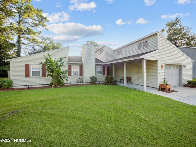 view of front of property featuring a front lawn and a garage