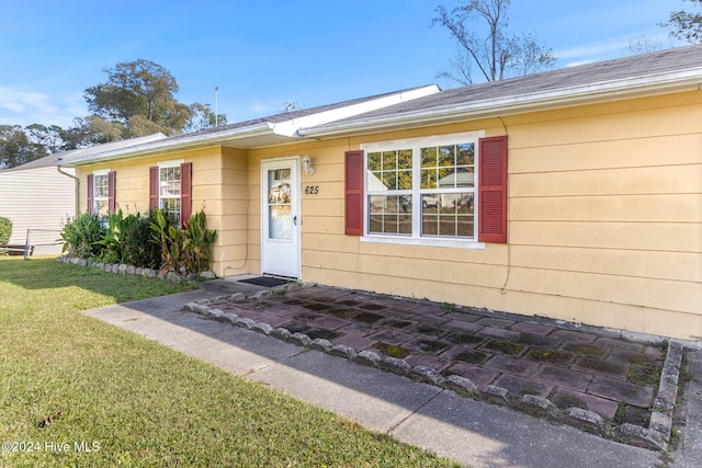 view of front of home with a front lawn