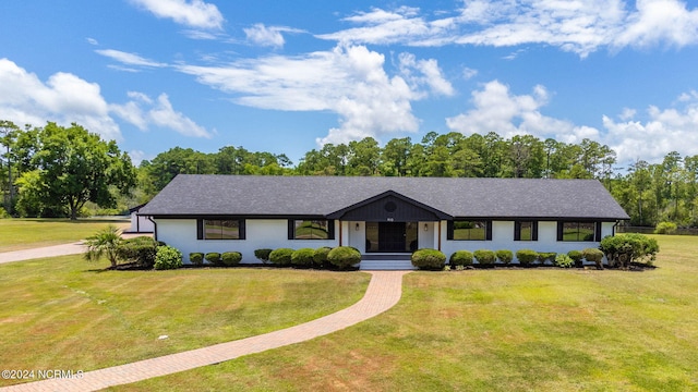 single story home with a front lawn