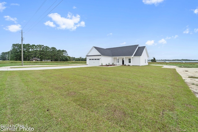 view of front facade featuring a front lawn