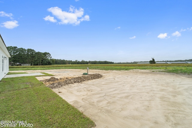 view of yard featuring a rural view