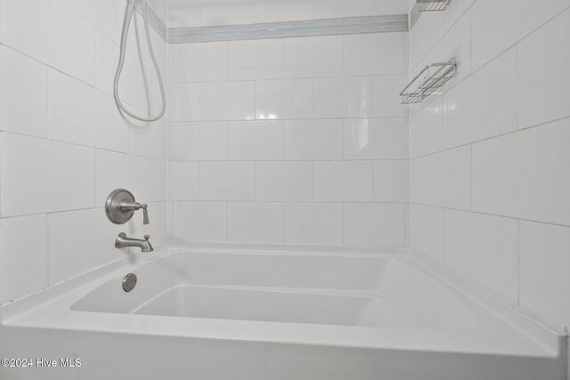 bathroom featuring tiled shower / bath