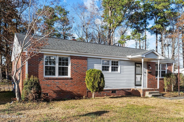 view of front facade featuring a front yard