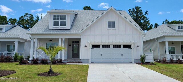 view of front of home with covered porch and a front lawn