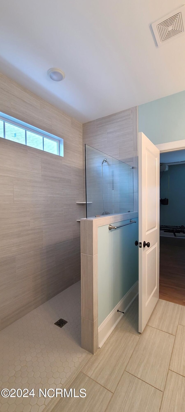 bathroom featuring tiled shower