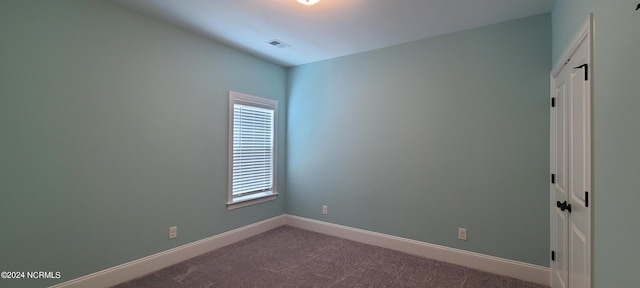 unfurnished room featuring a healthy amount of sunlight and carpet flooring